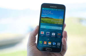 Samsung Galaxy S5 na palma da mão