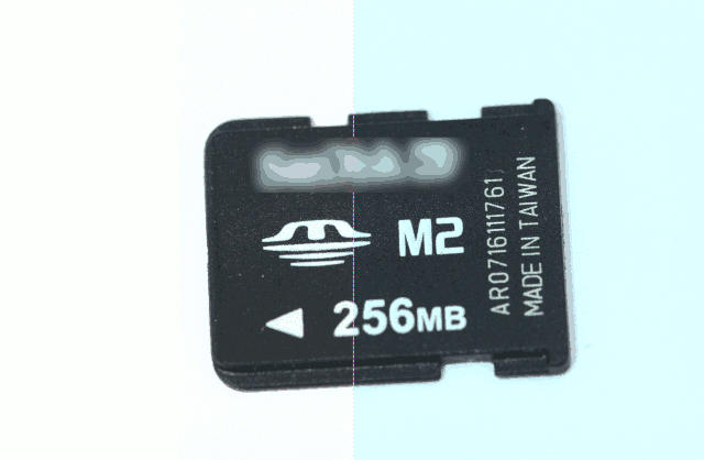 Cartão de memória M2 Sandisk de 256MB, com o nome da empresa borrado.
